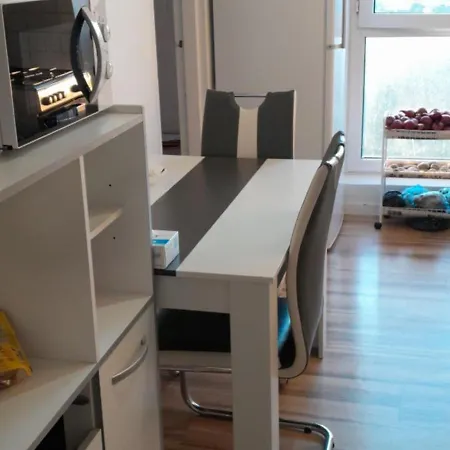 Apartment La *