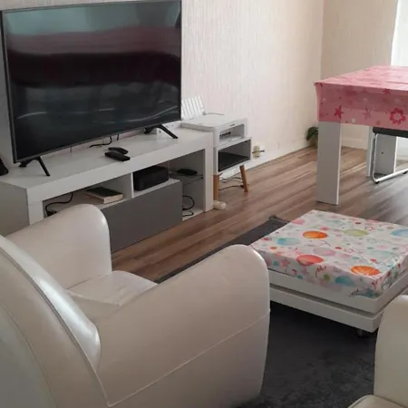 Apartment La *